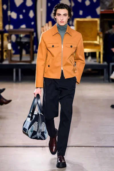 Look 28